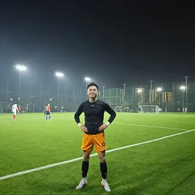 万彤嘉